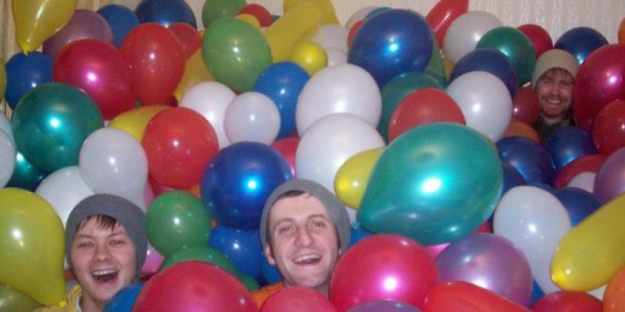 50 personas fueron invitadas a entrar en una sala llena de globos….y a descubrir como ser felices !!!