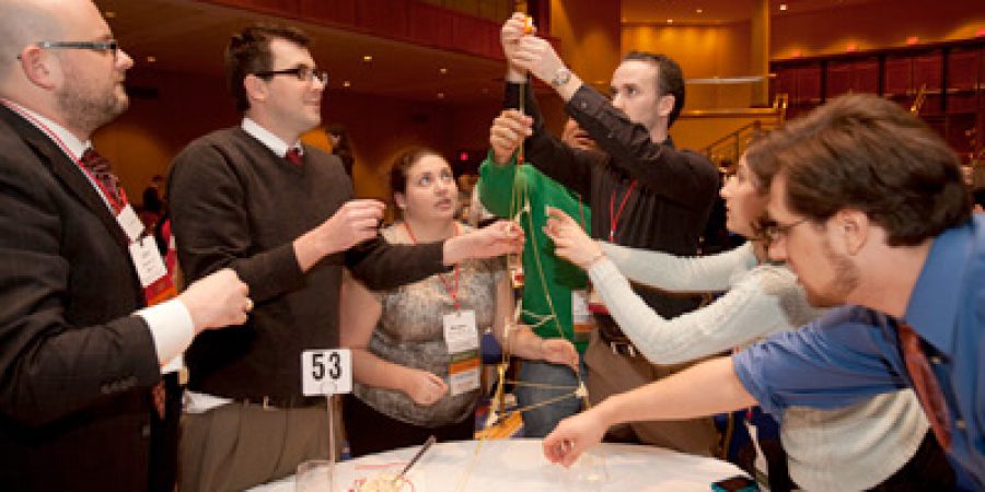 Actividades de team building: Construir una torre con spaguethi.